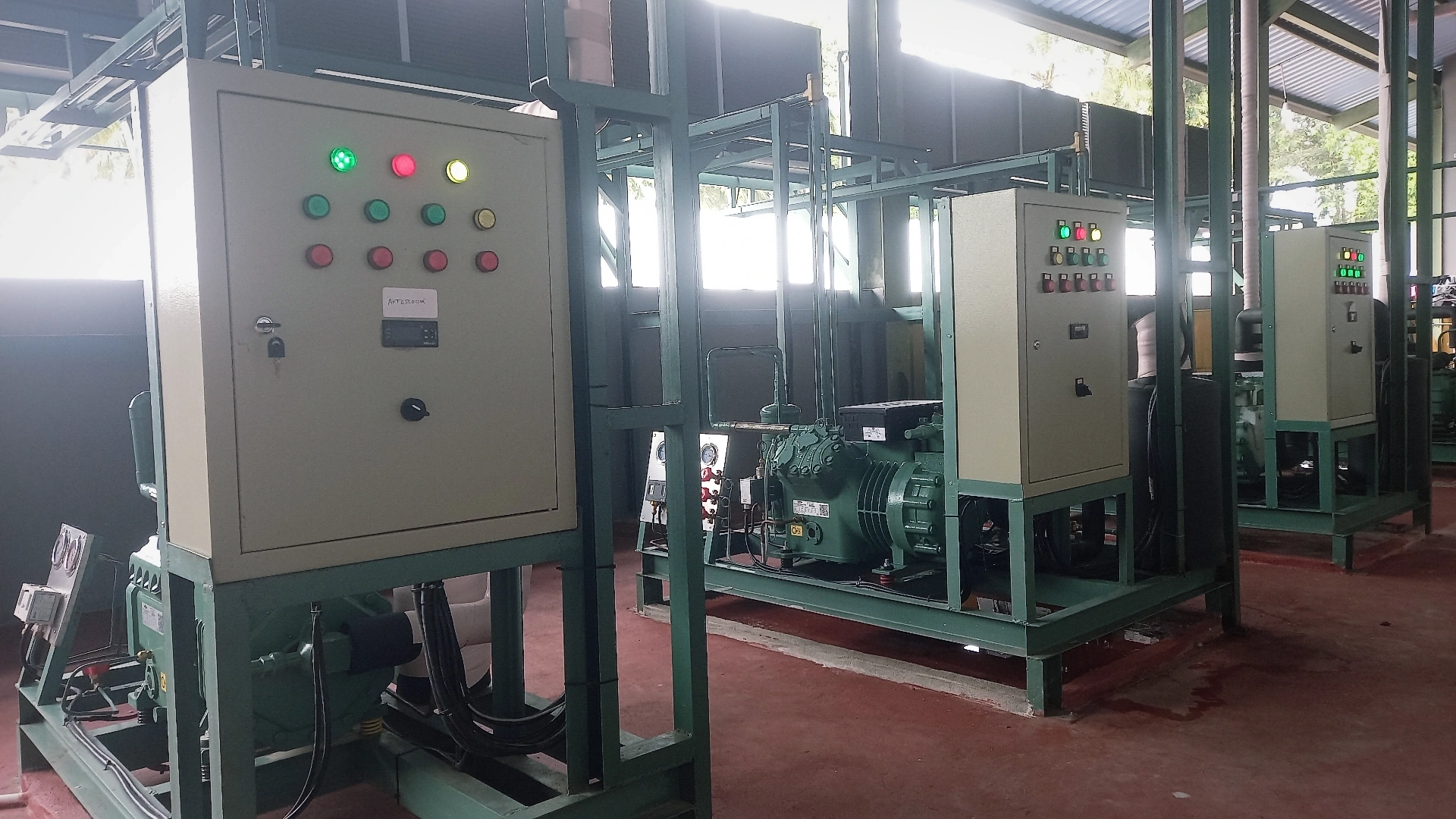 Fokus pada Teknologi & Solusi Industri